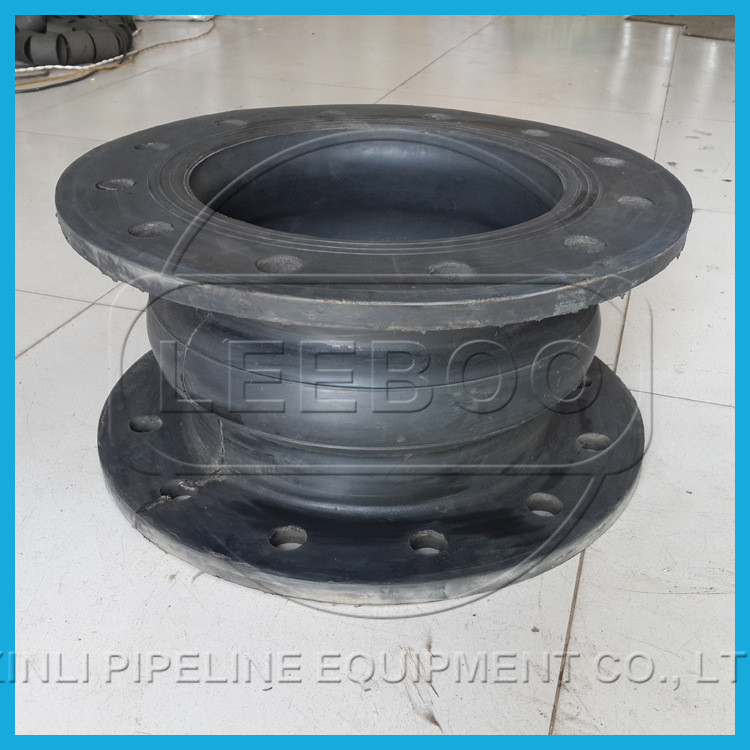 翻邊<a href=http://www.xinligd.com target=_blank class=infotextkey>橡膠接頭</a>球體現(xiàn)場